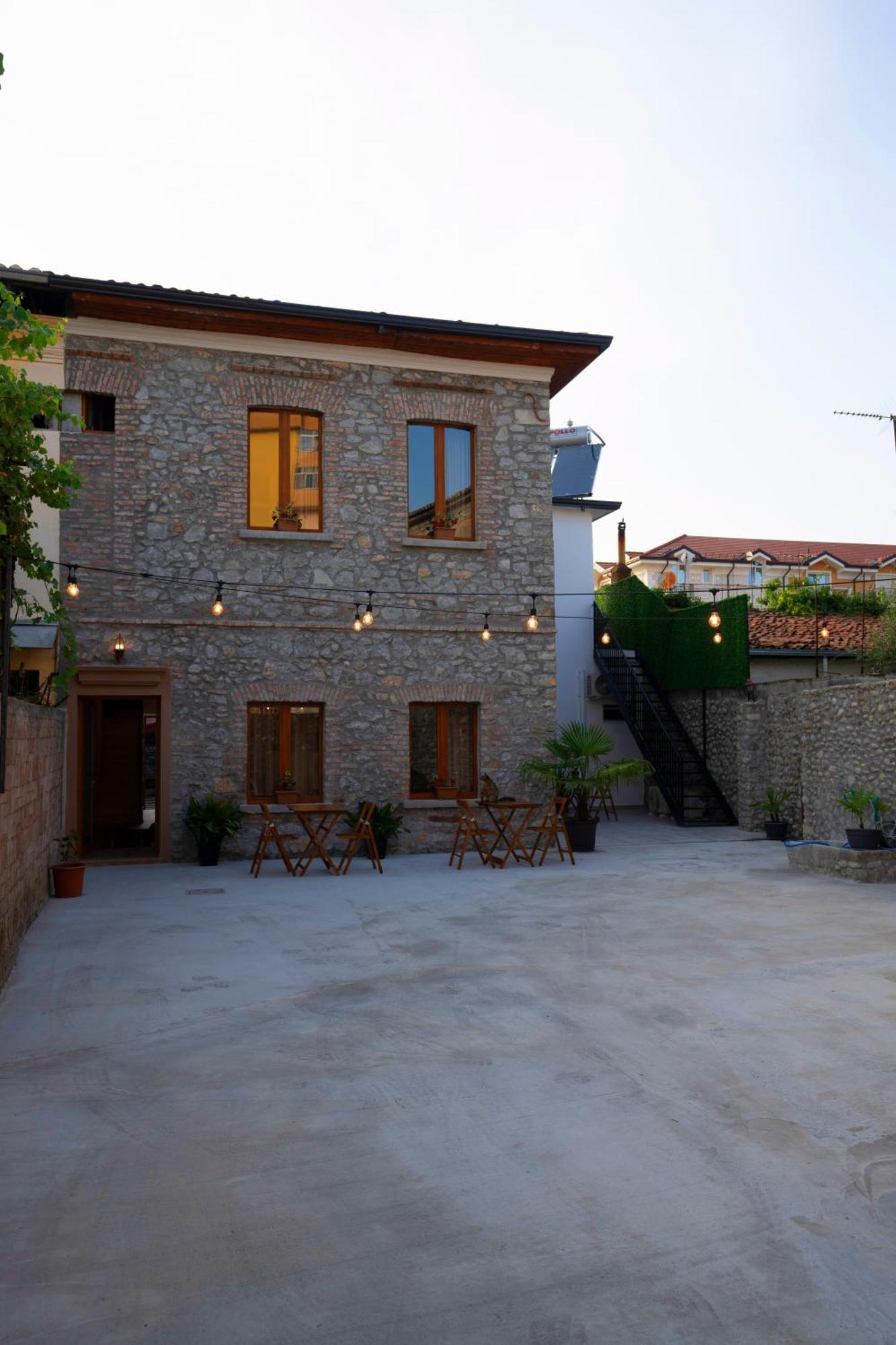 Intown Guesthouse Shkoder Ngoại thất bức ảnh