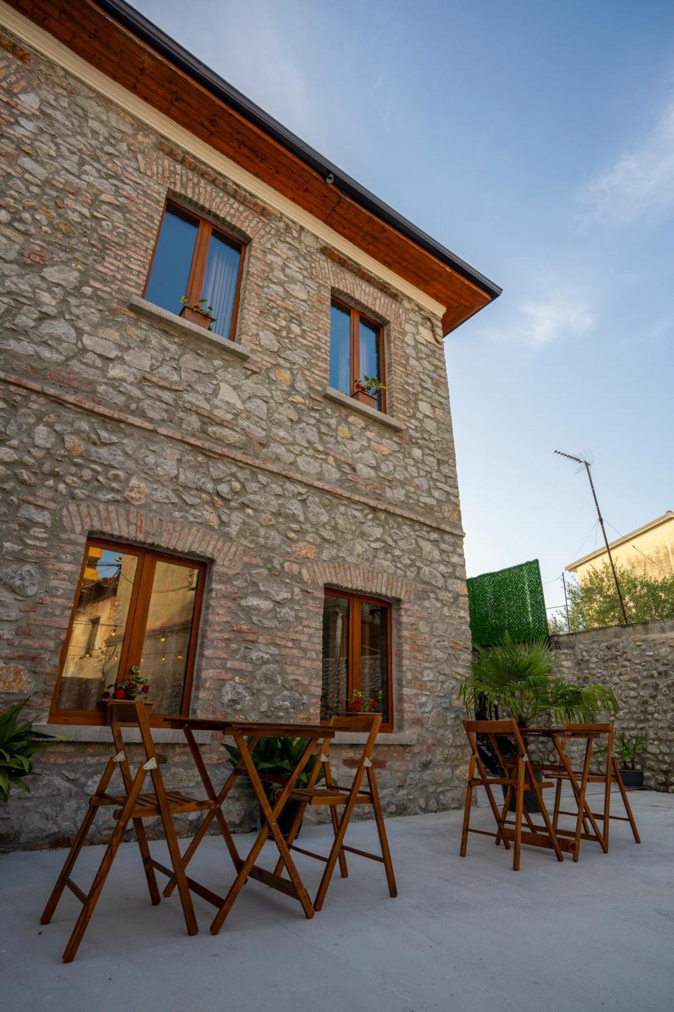 Intown Guesthouse Shkoder Ngoại thất bức ảnh