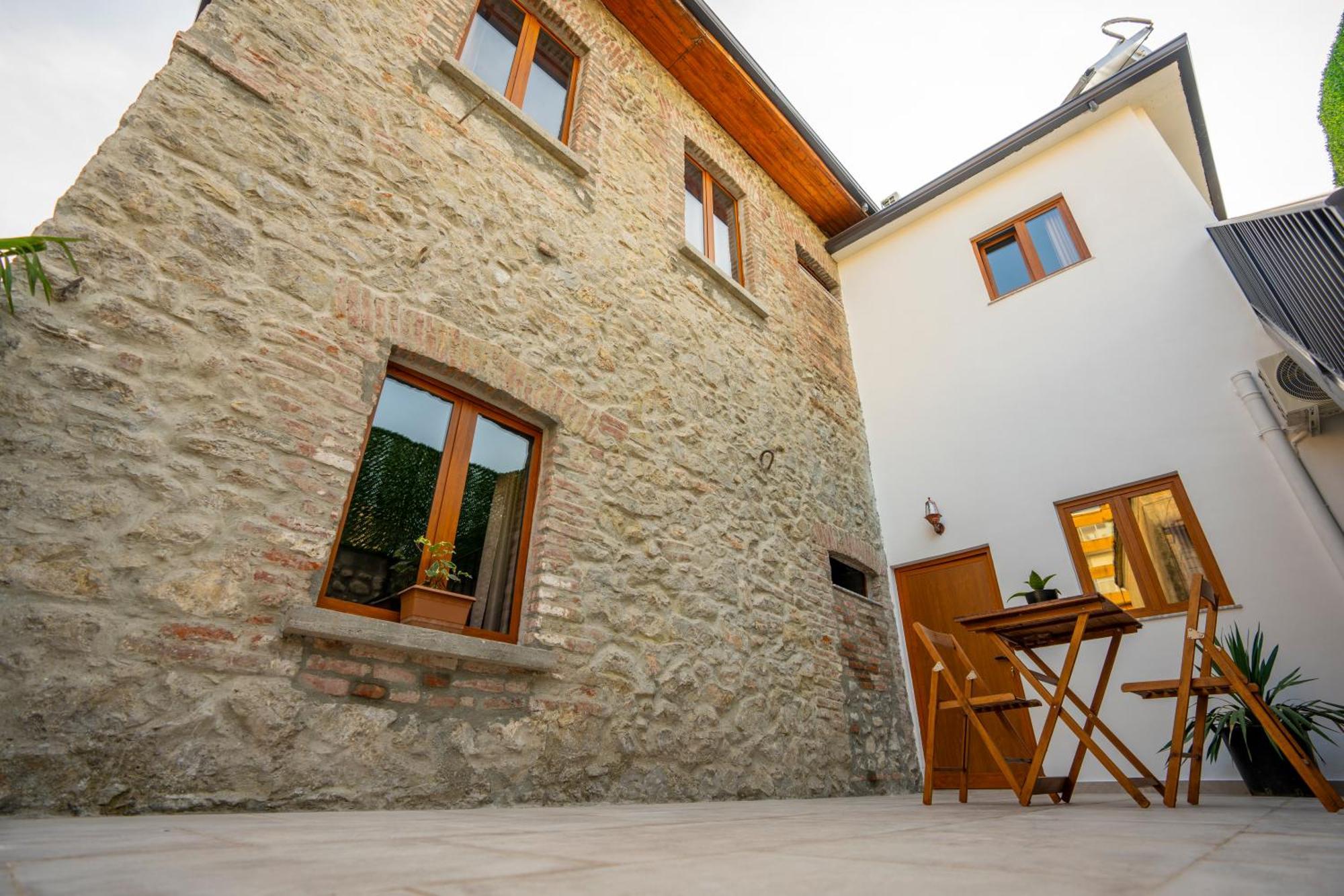 Intown Guesthouse Shkoder Ngoại thất bức ảnh