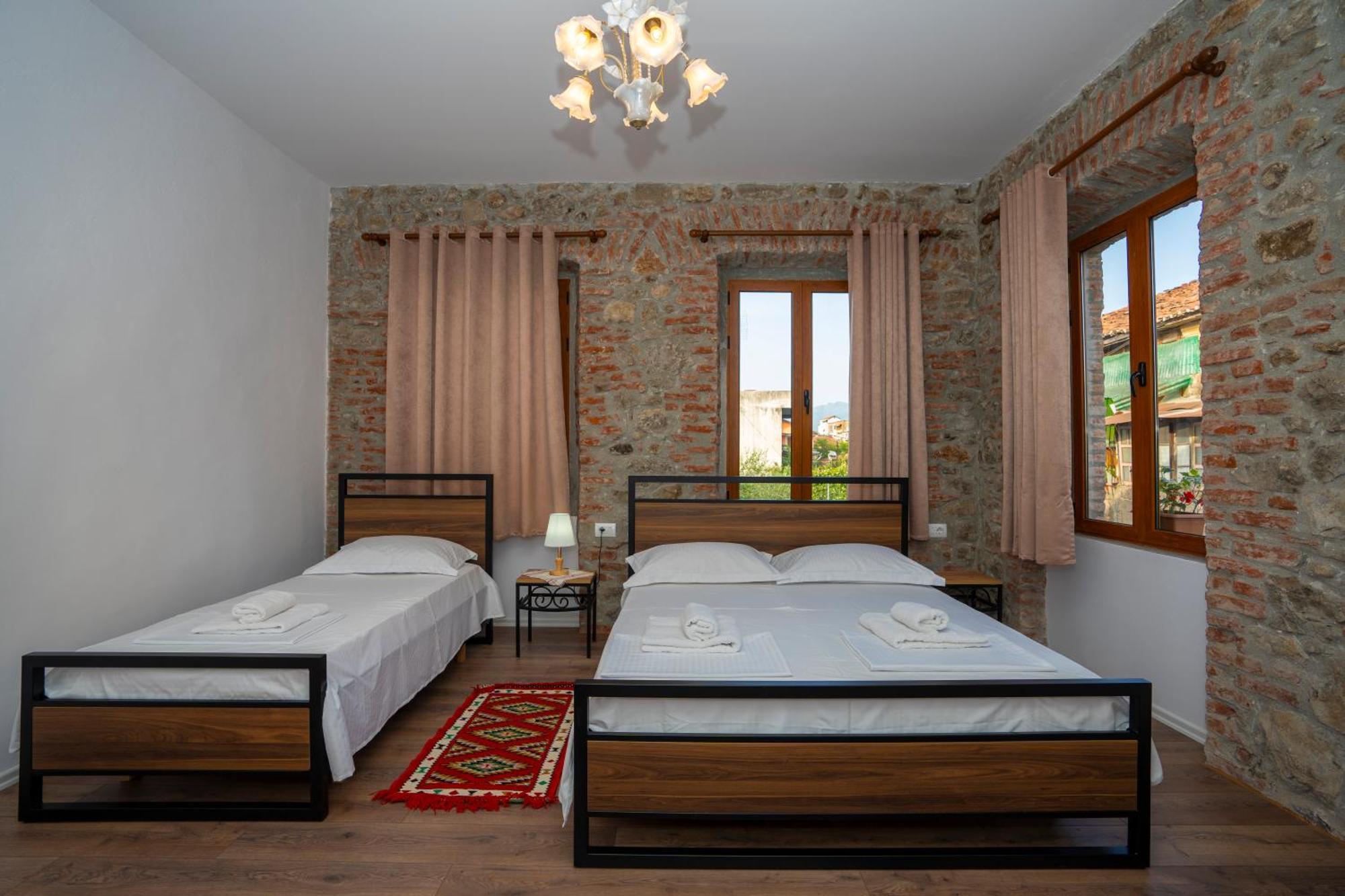 Intown Guesthouse Shkoder Ngoại thất bức ảnh