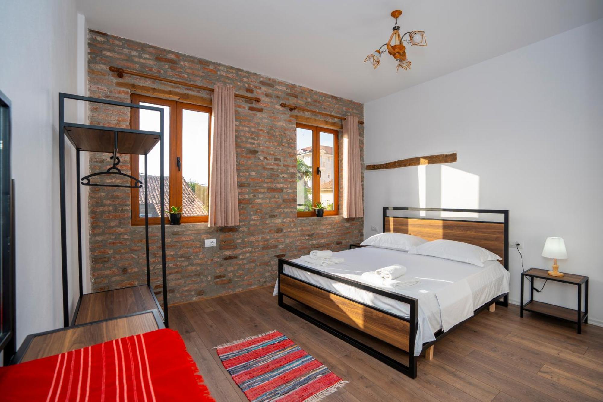 Intown Guesthouse Shkoder Ngoại thất bức ảnh
