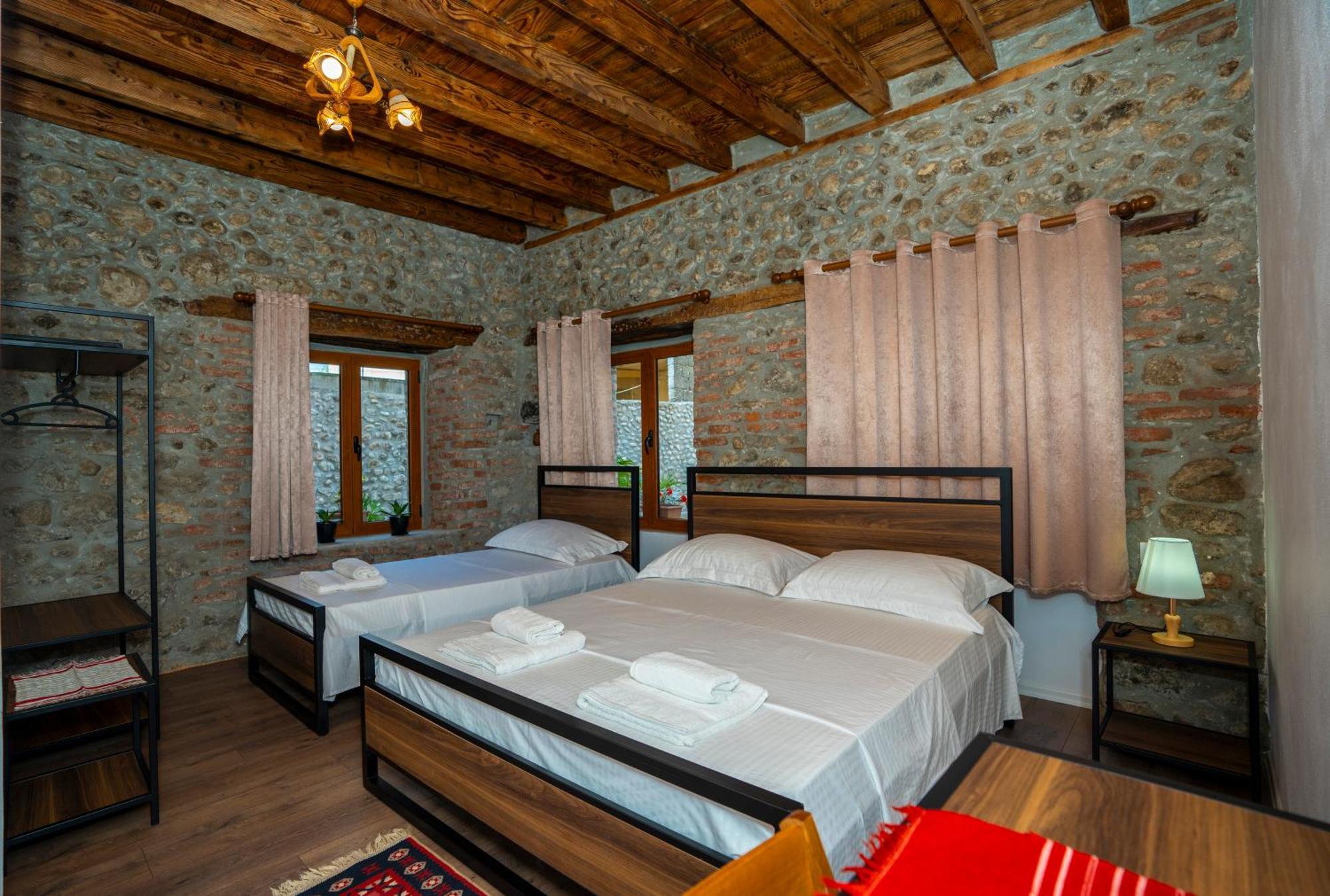 Intown Guesthouse Shkoder Ngoại thất bức ảnh